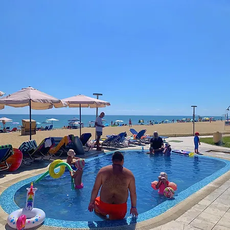 Apartman Beachfront Family For 8 Guests